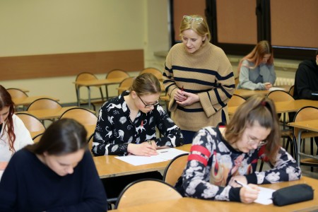 Studenci siedzacy w sali wykładowej i rozwiązujacy test.. Kliknij, aby powiększyć zdjęcie.